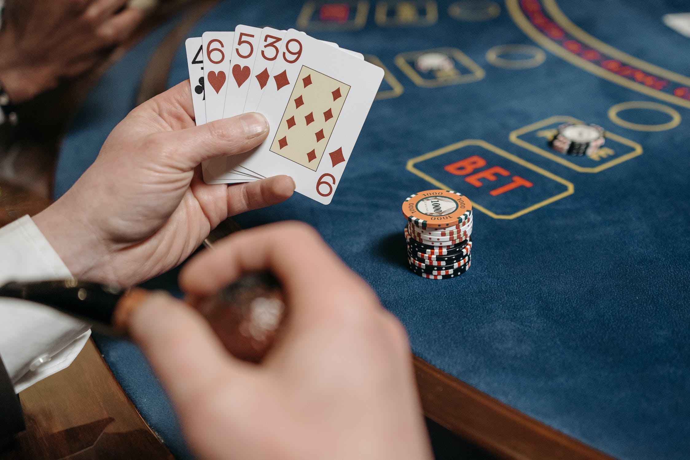 Bluffing Brilliance: Expert Tips on When to Hold ‘Em and Fold ‘Em