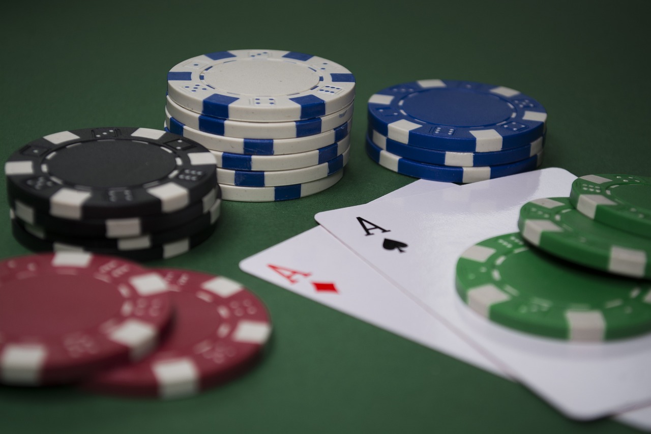 Surviving the Tables: A Beginner’s Guide to Your First Live Poker Tournament